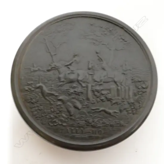 A Regency pressed horn circular snuff box