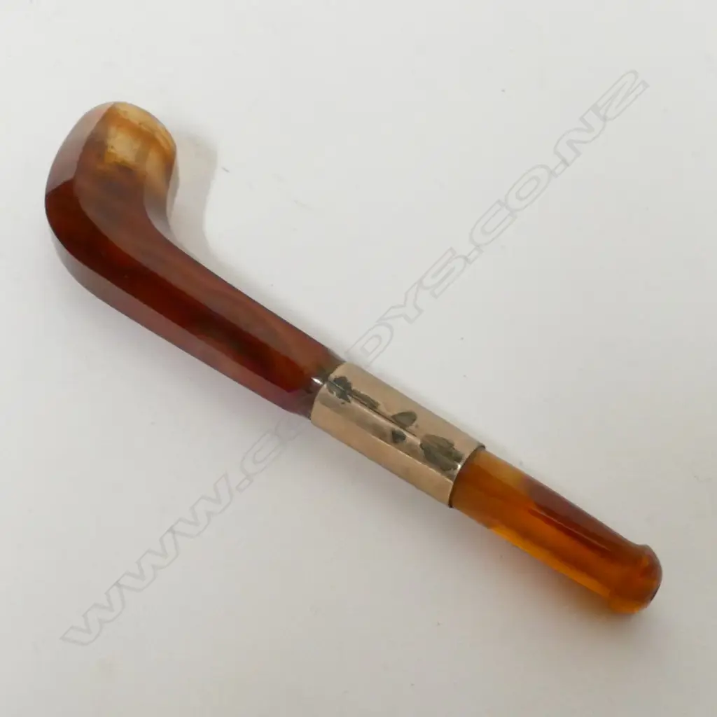 A small agate tobacco pipe with 15ct gold ferrule Image 1++