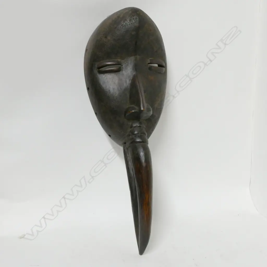 A carved Mahou bird mask Image 1++