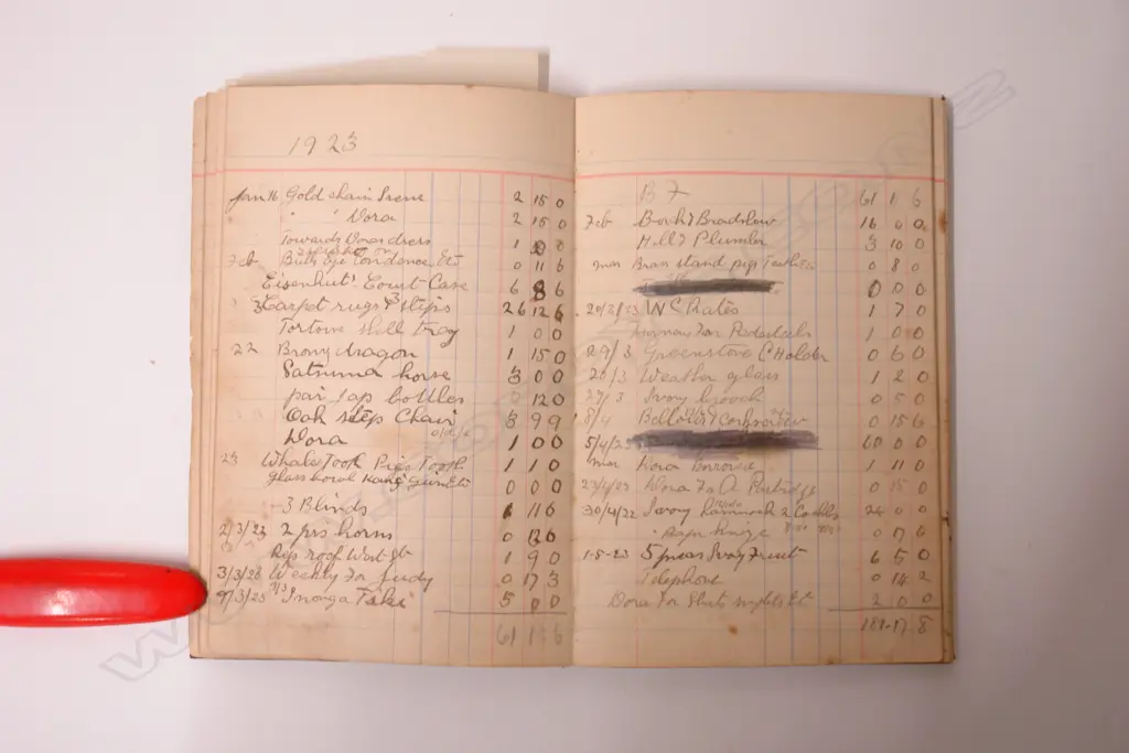 An uncommon pre-European Maori carved inunga pounamu hei tiki Image 1++