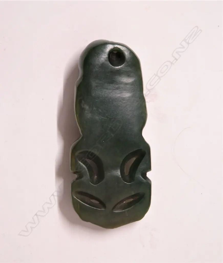 A good pre-European Maori carved pounamu hei tiki Image 1++