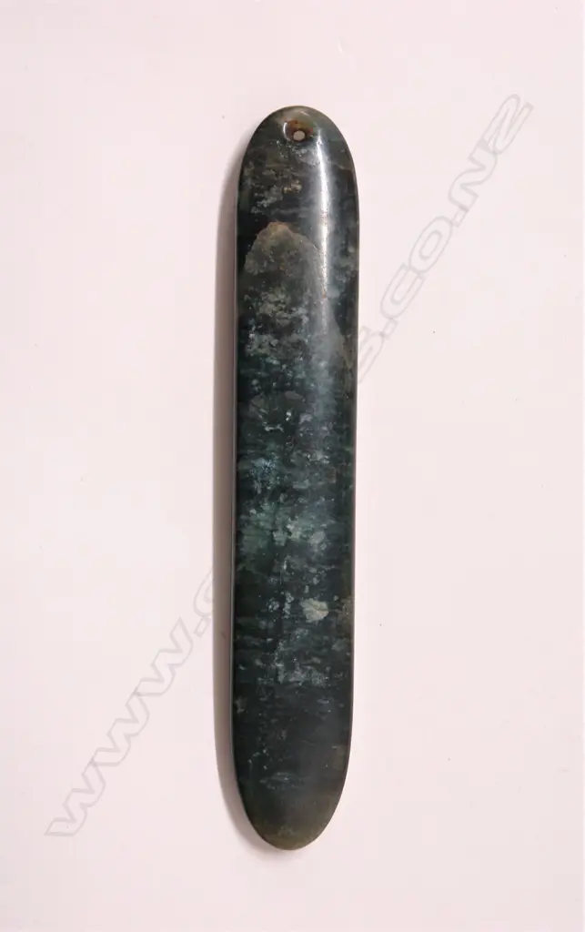 An old Maori carved pounamu (bowenite) kuru pendant Image 1++