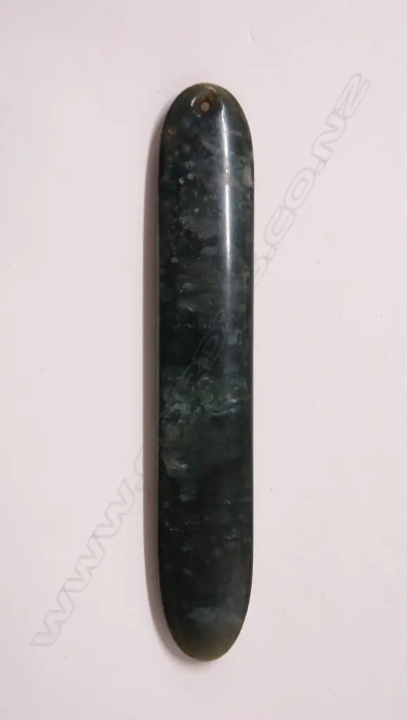 An old Maori carved pounamu (bowenite) kuru pendant Image 1++