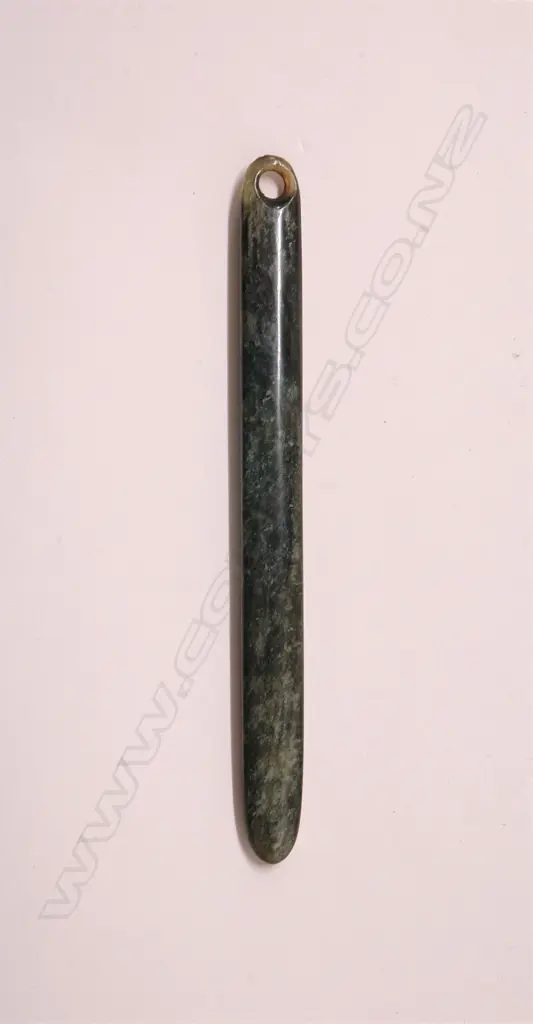 An old Maori carved pounamu (bowenite) long kuru pendant Image 1++
