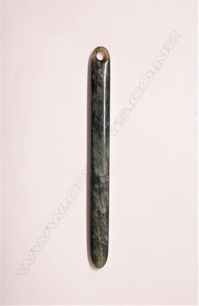 An old Maori carved pounamu (bowenite) long kuru pendant Image 1++