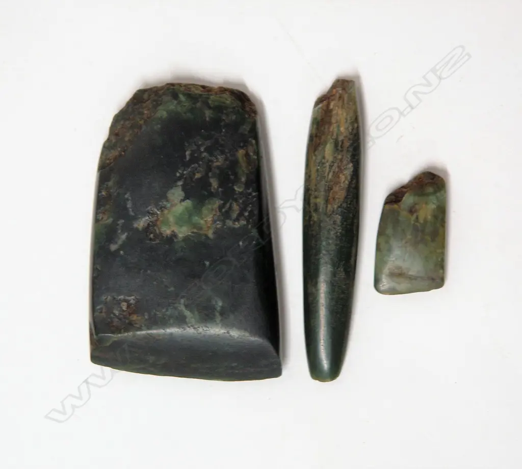 Three old Maori pounamu small blades Image 1++
