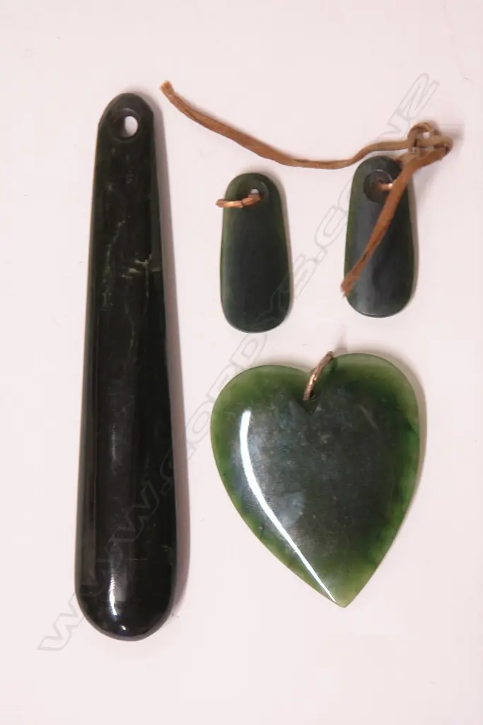 Four 20thC pounamu carved pendants Image 1++