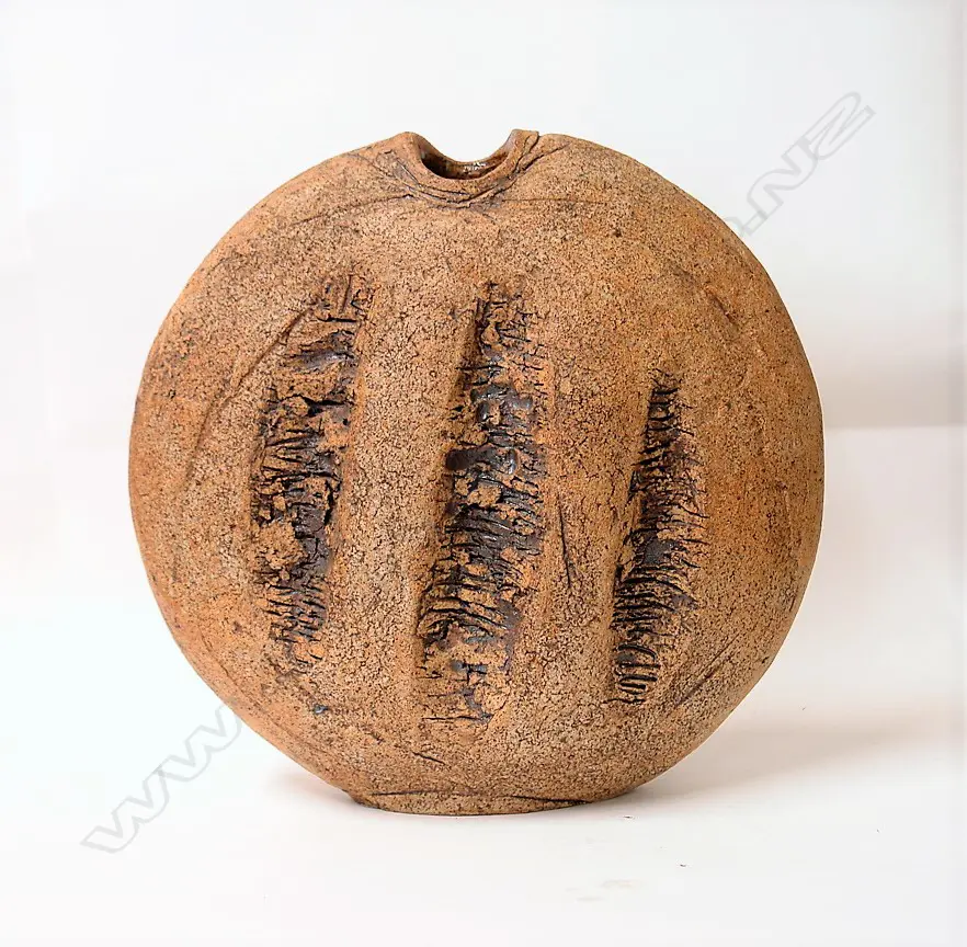 A Len Castle stoneware discoid vase Image 1++