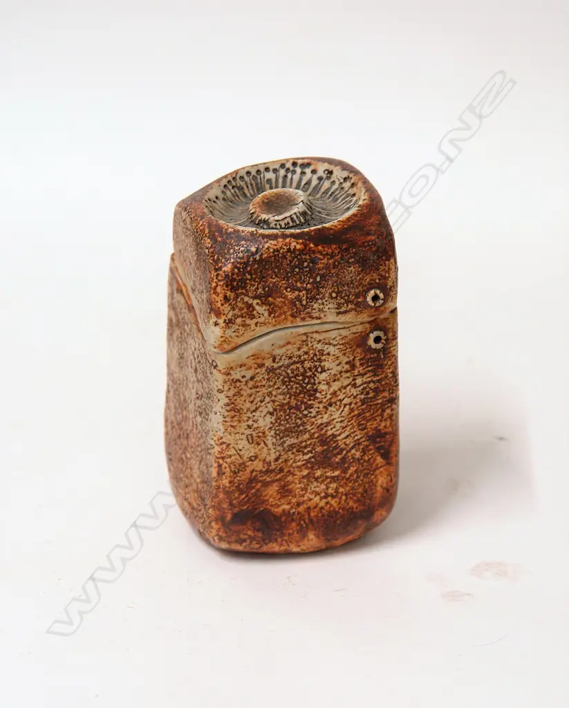 A Len Castle porcelain lidded box Image 1++
