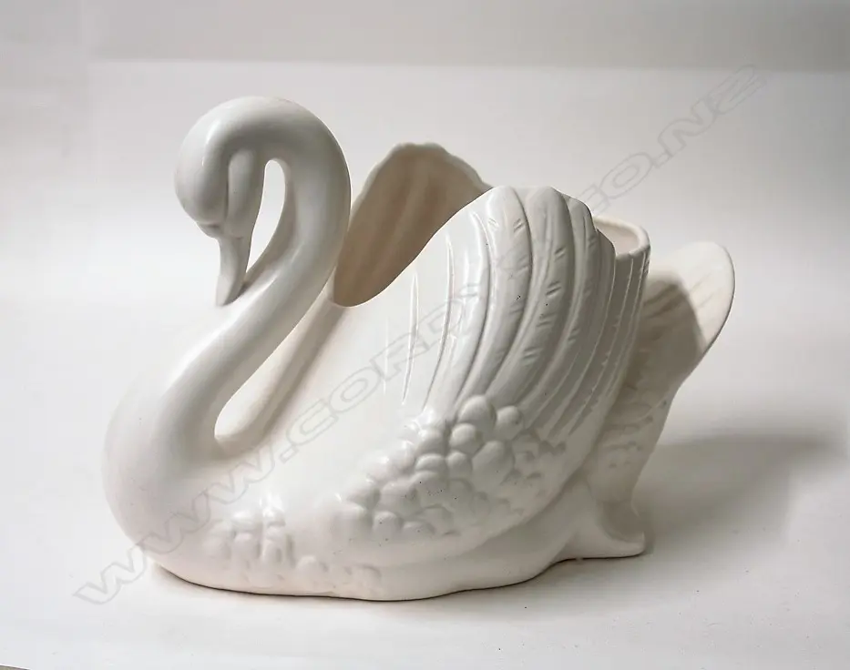 A Crown Lynn large swan vase Image 1++