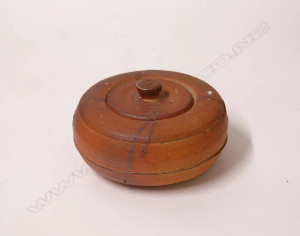 A Chester Nealie attributed lidded circular box Image 1++
