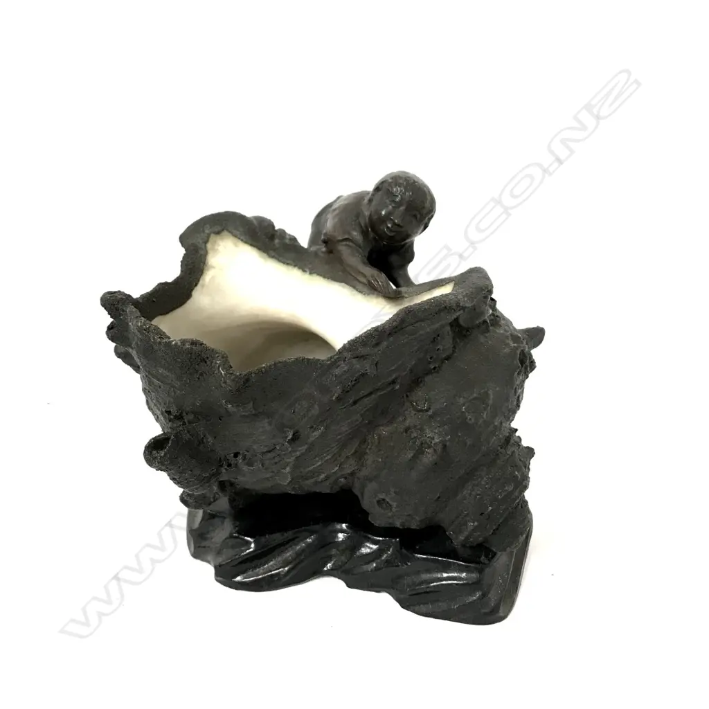 An old Japanese bronzed shell vase Image 1++