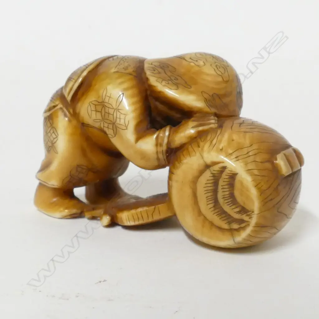 An old ivory netsuke Image 1++