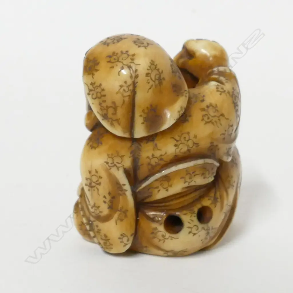 A 19thC ivory netsuke Image 1++
