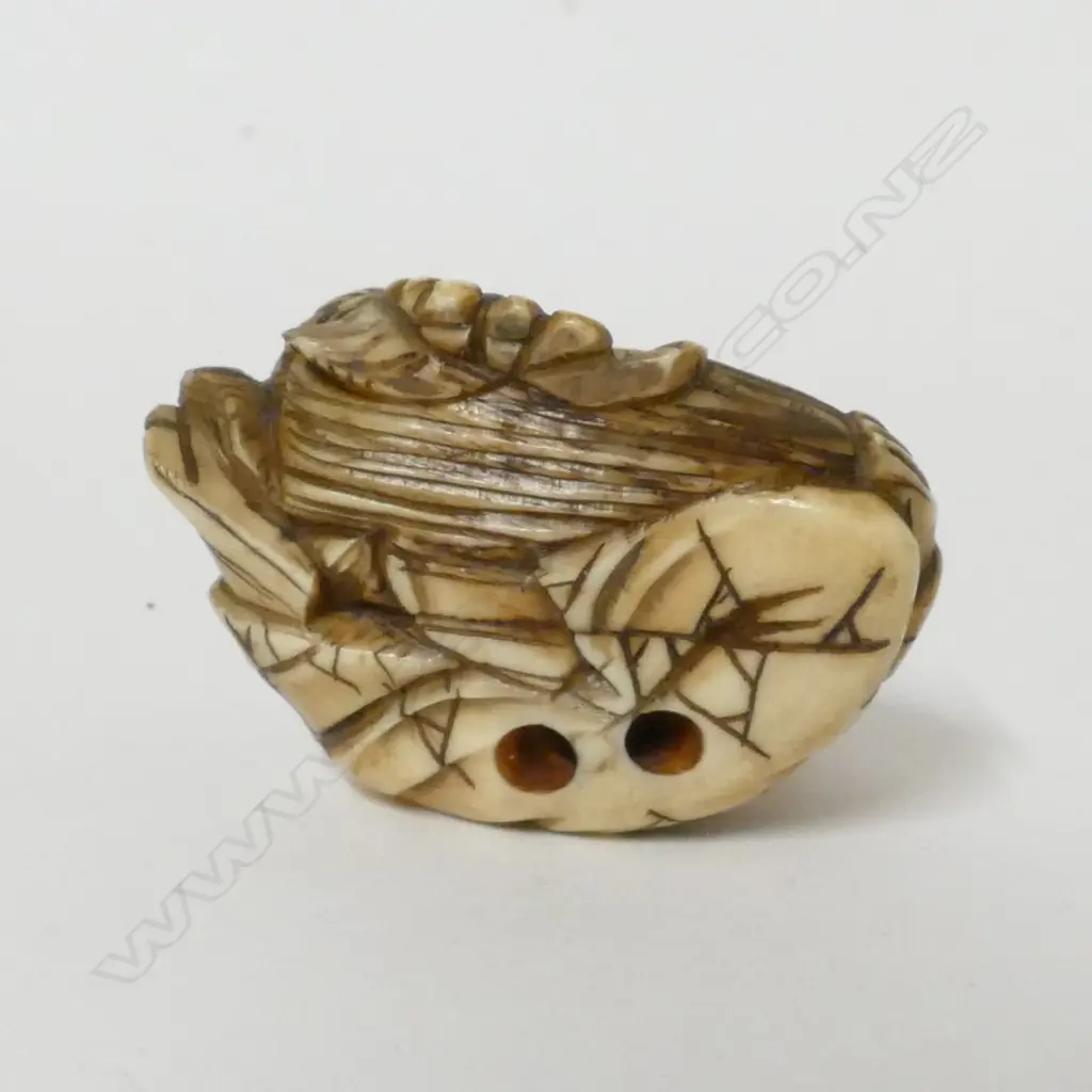 A small old ivory netsuke of a man Image 1++