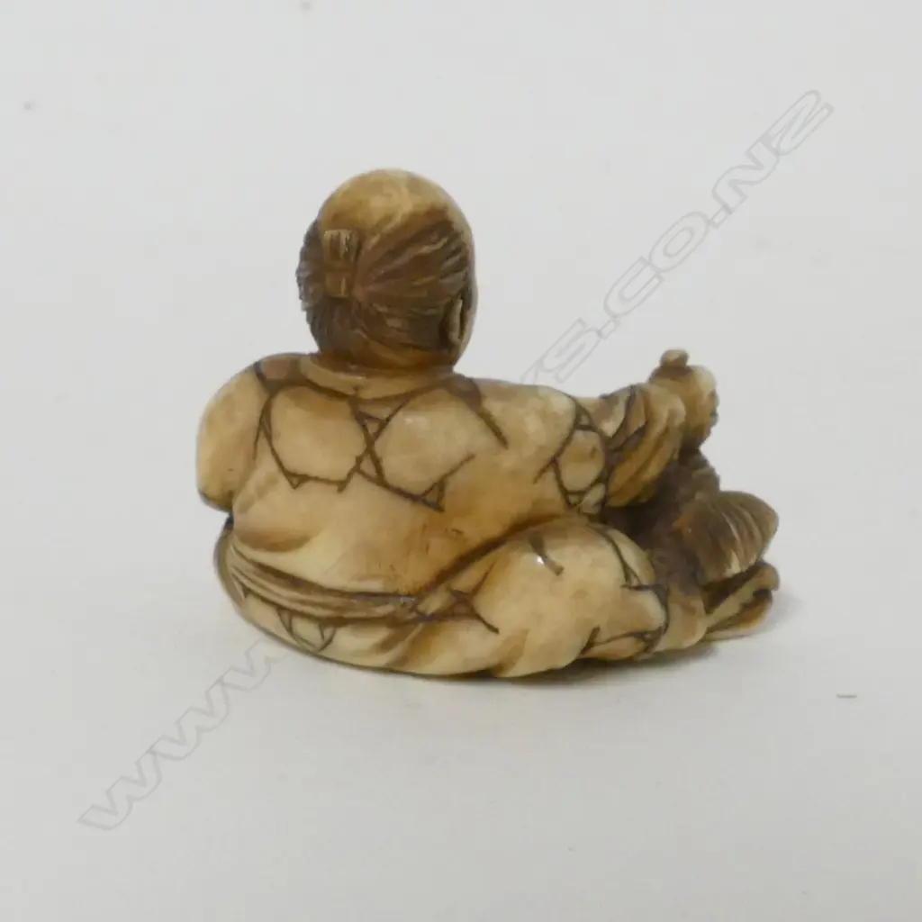 A small old ivory netsuke of a man Image 1++