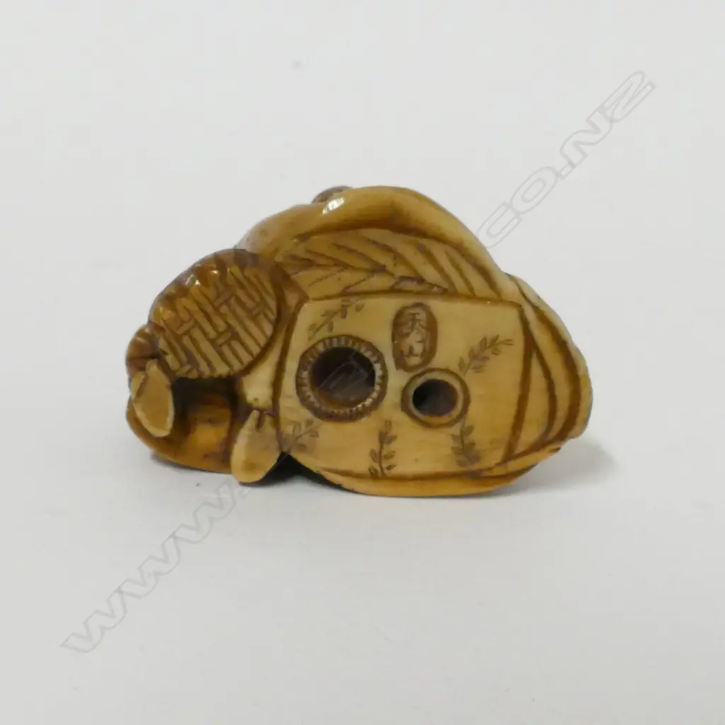 A small old ivory netsuke Image 1++