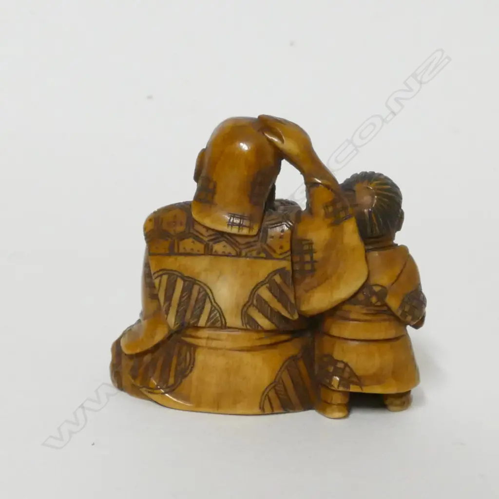 A small old ivory netsuke Image 1++