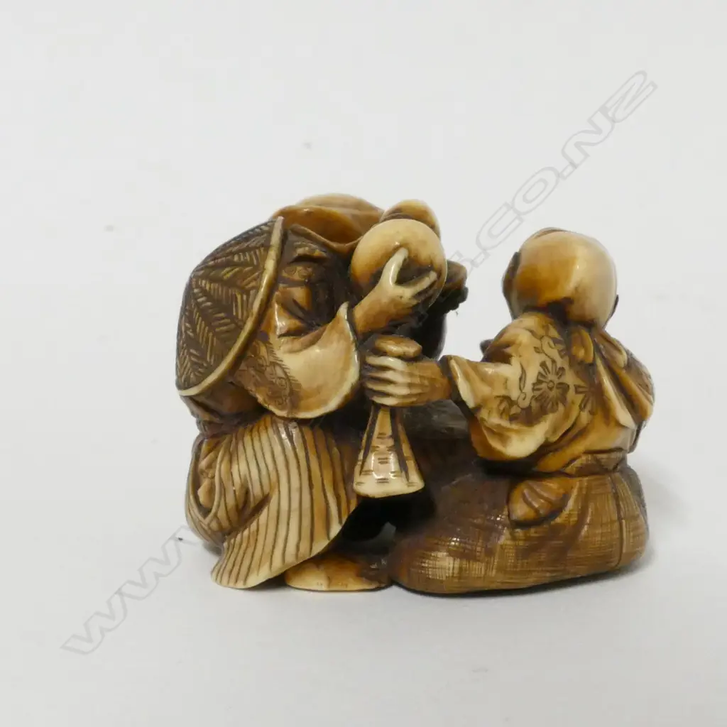 A well carved 19thC ivory netsuke Image 1++