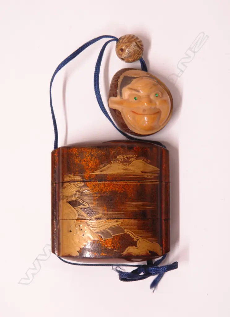 An old Japanese lacquer three section inro Image 1++