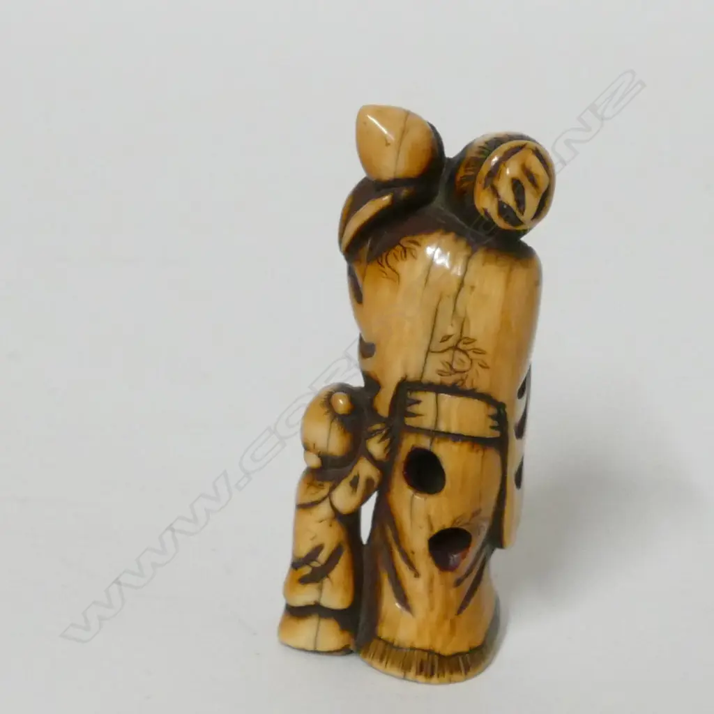 An early 19thC small ivory netsuke Image 1++