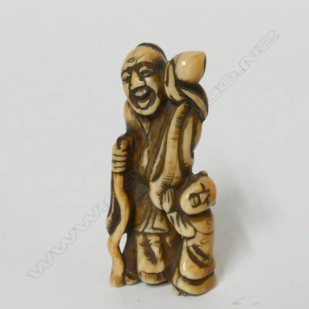 An early 19thC small ivory netsuke Image 1++