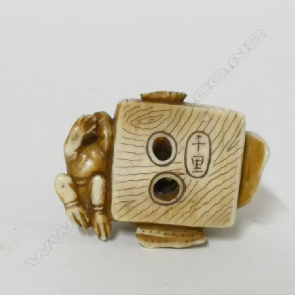 A humeros ivory netsuke Image 1++