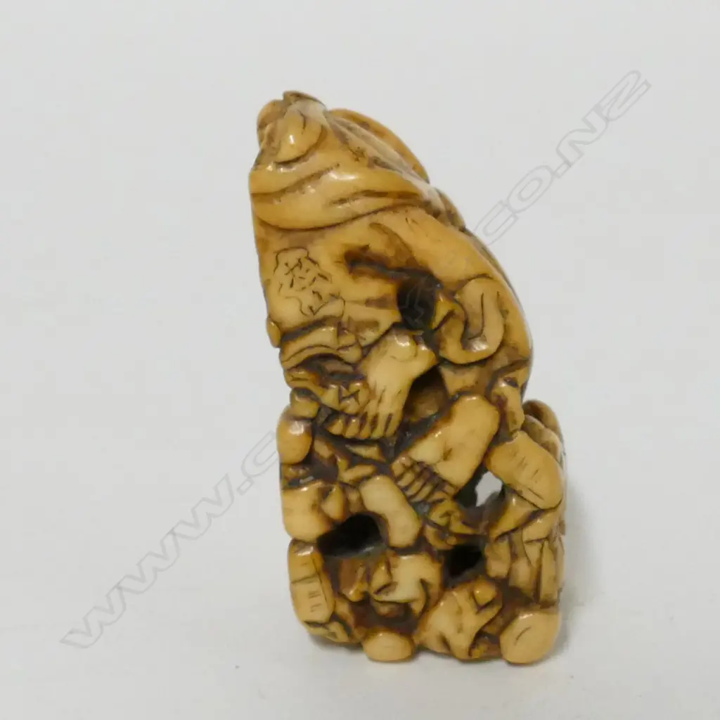 An 18th-19thC small ivory netsuke Image 1++