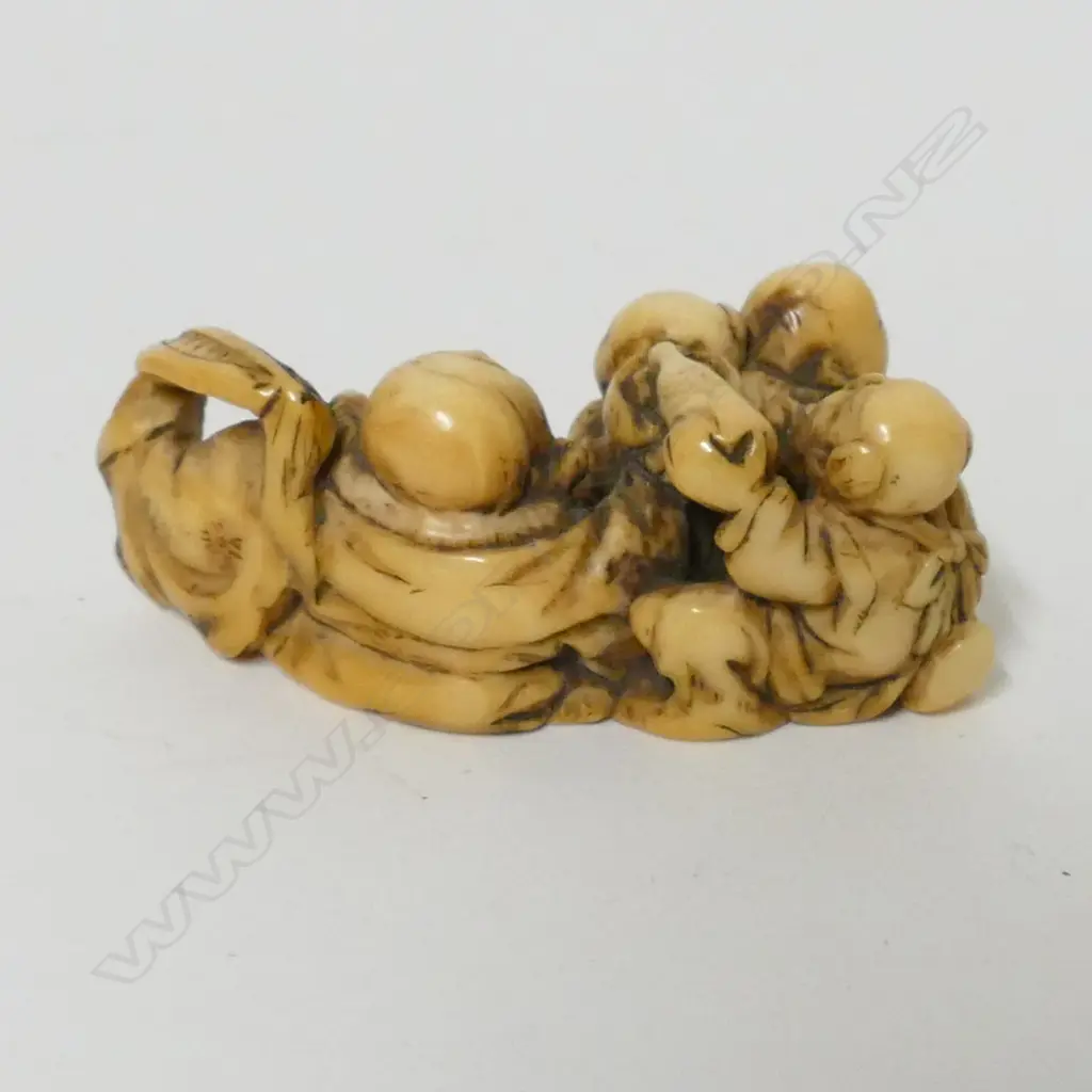An 18th-19thC small ivory netsuke Image 1++