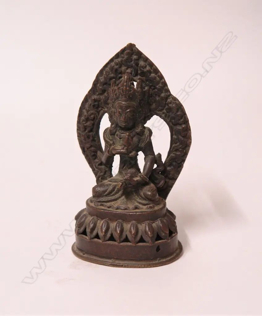 An antique Indian bronze of Vishnu upon a lotus throne Image 1++
