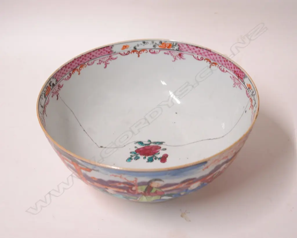 An 18th/19thC Chinese export ware porcelain small punch bowl Image 1++