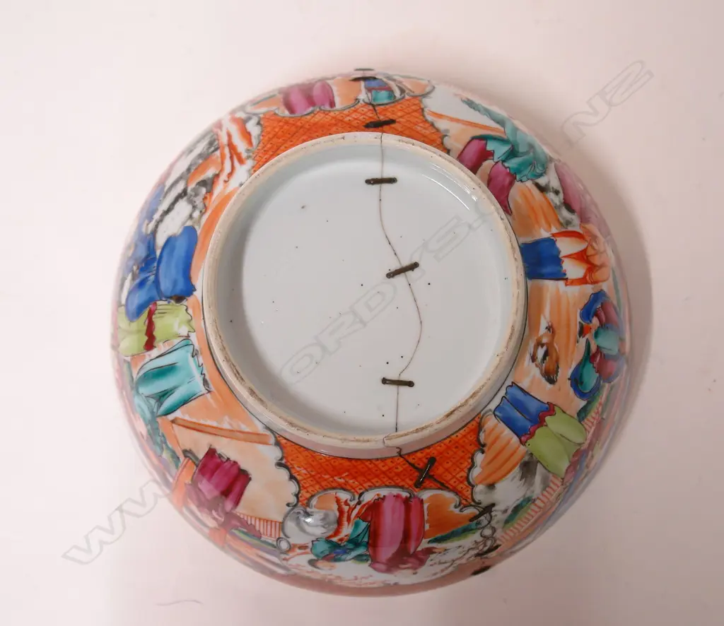 An 18th/19thC Chinese export ware porcelain small punch bowl Image 1++