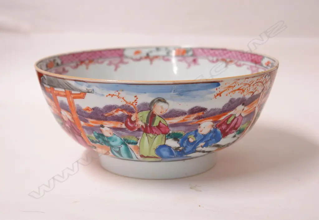 An 18th/19thC Chinese export ware porcelain small punch bowl Image 1++
