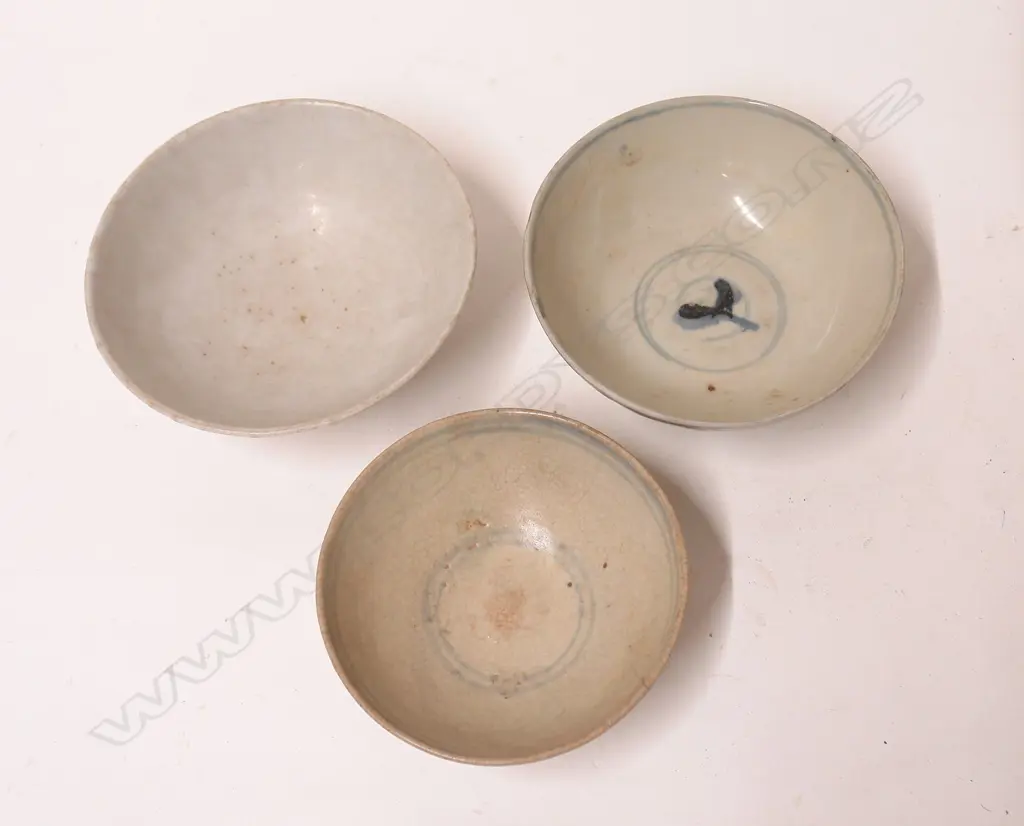 Three Chinese porcelain bowls Image 1++