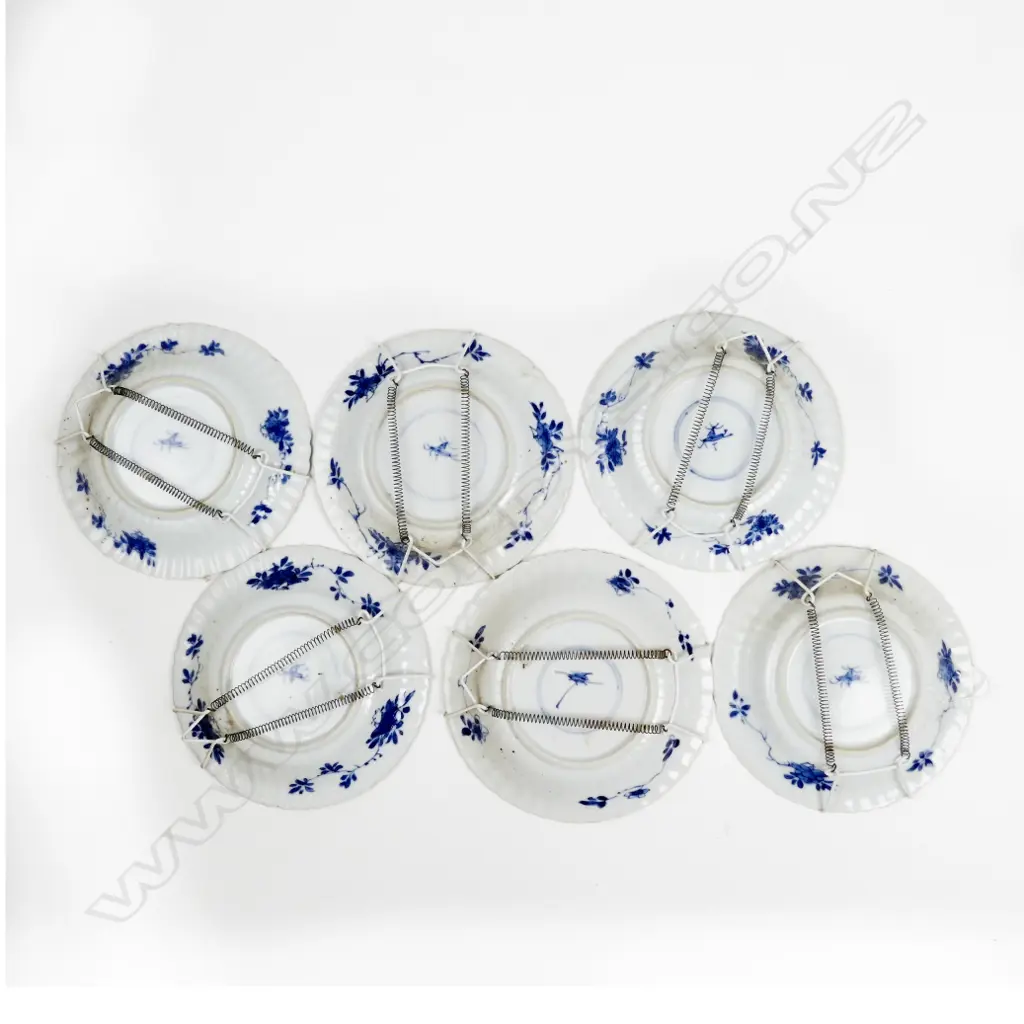A matching set of six small Chinese fine quality blue and white porcelain dishes Image 1++