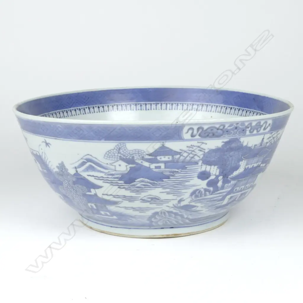 A Chinese porcelain punch bowl Image 1++
