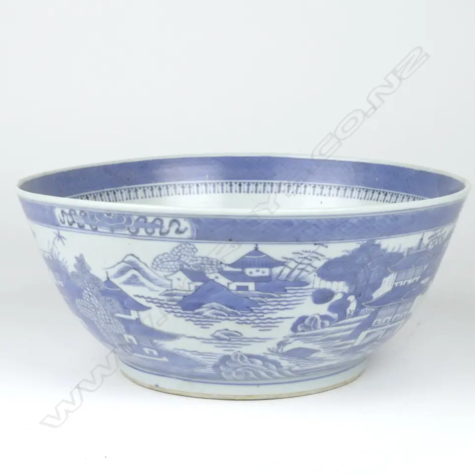 A Chinese porcelain punch bowl Image 1++