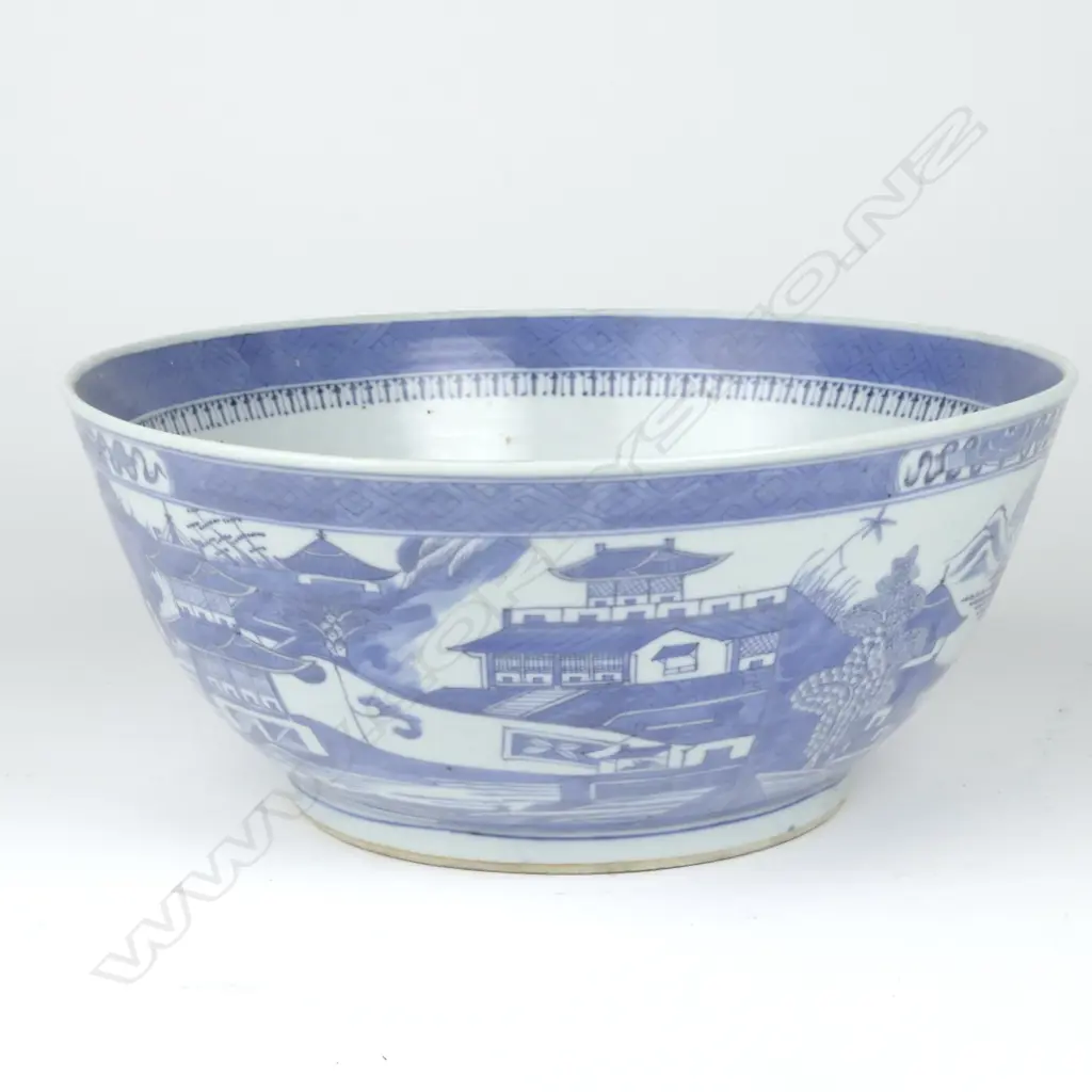 A Chinese porcelain punch bowl Image 1++