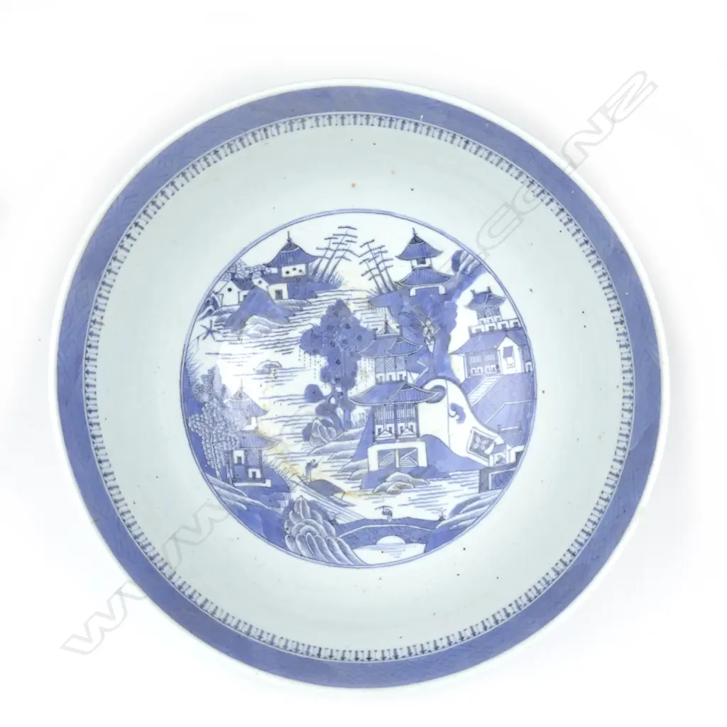 A Chinese porcelain punch bowl Image 1++