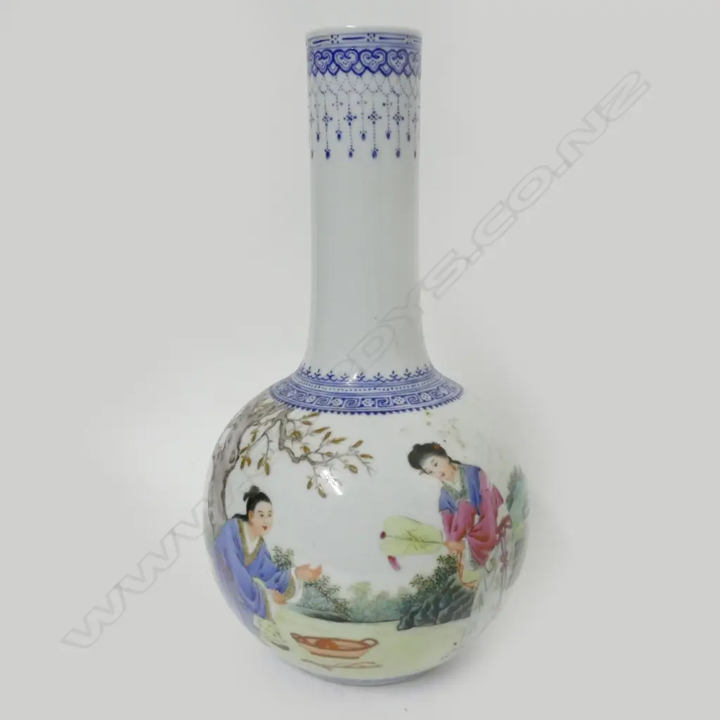 A Chinese porcelain bottle vase Image 1++