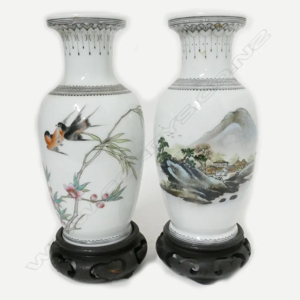 A pair of Chinese porcelain vases Image 1++