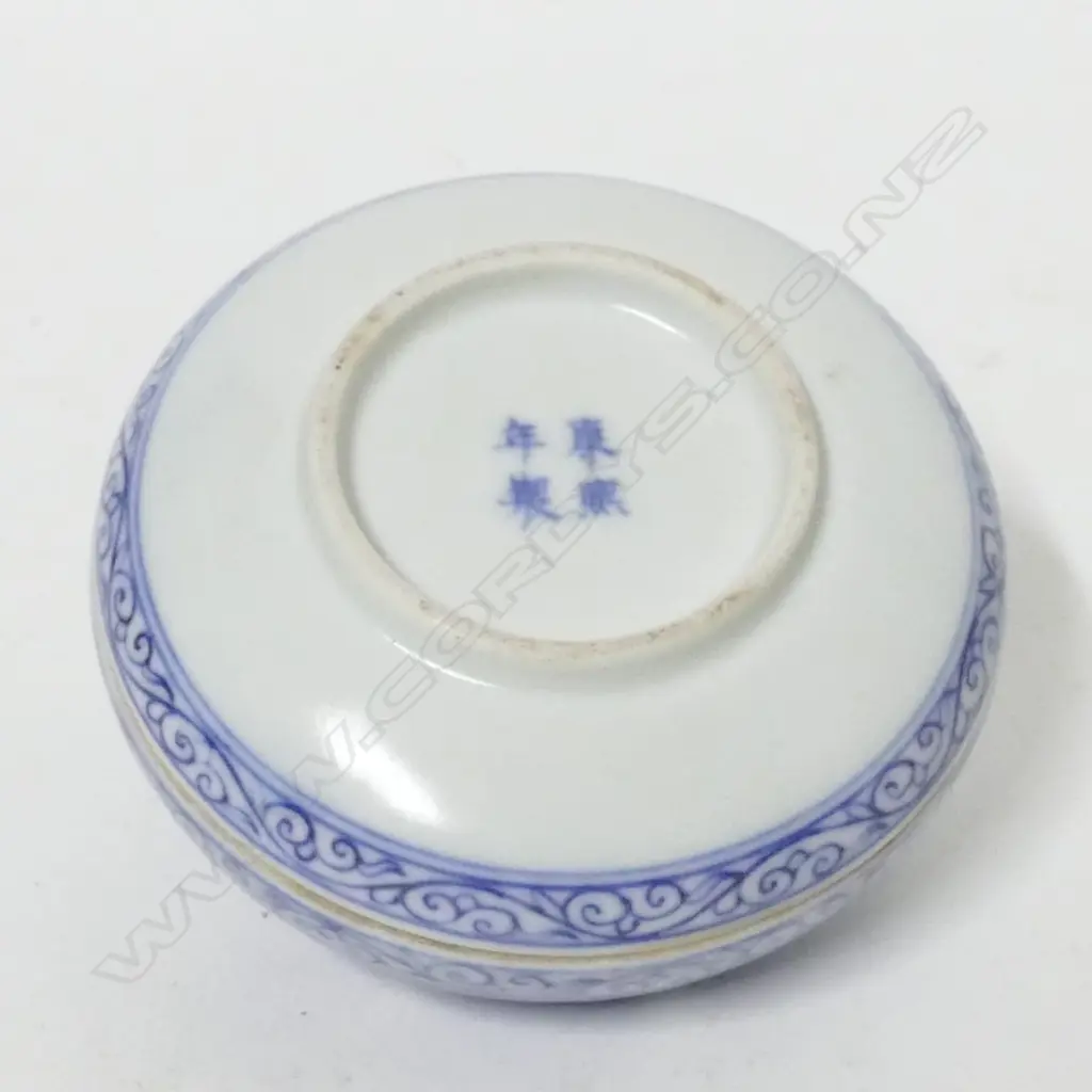 A small porcelain circular box Image 1++