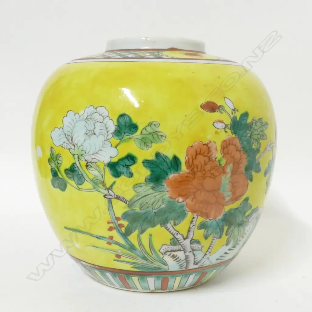 A Chinese porcelain ginger jar Image 1++