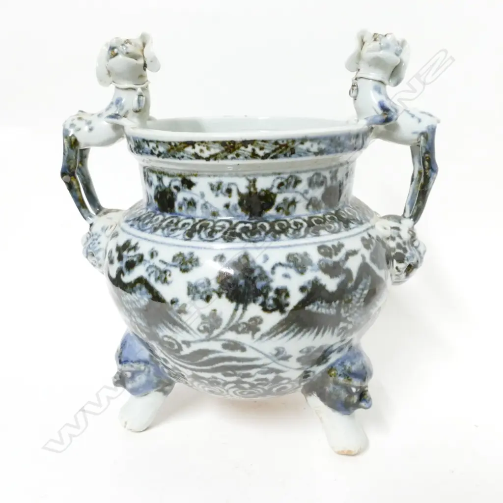 A Chinese blue and white porcelain two handled vase Image 1++