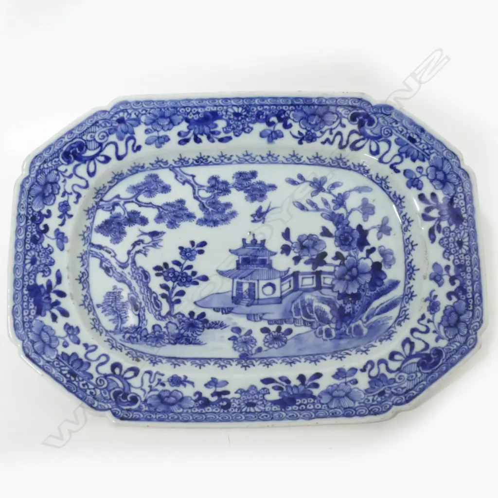 A Chinese blue and white porcelain ashet Image 1++