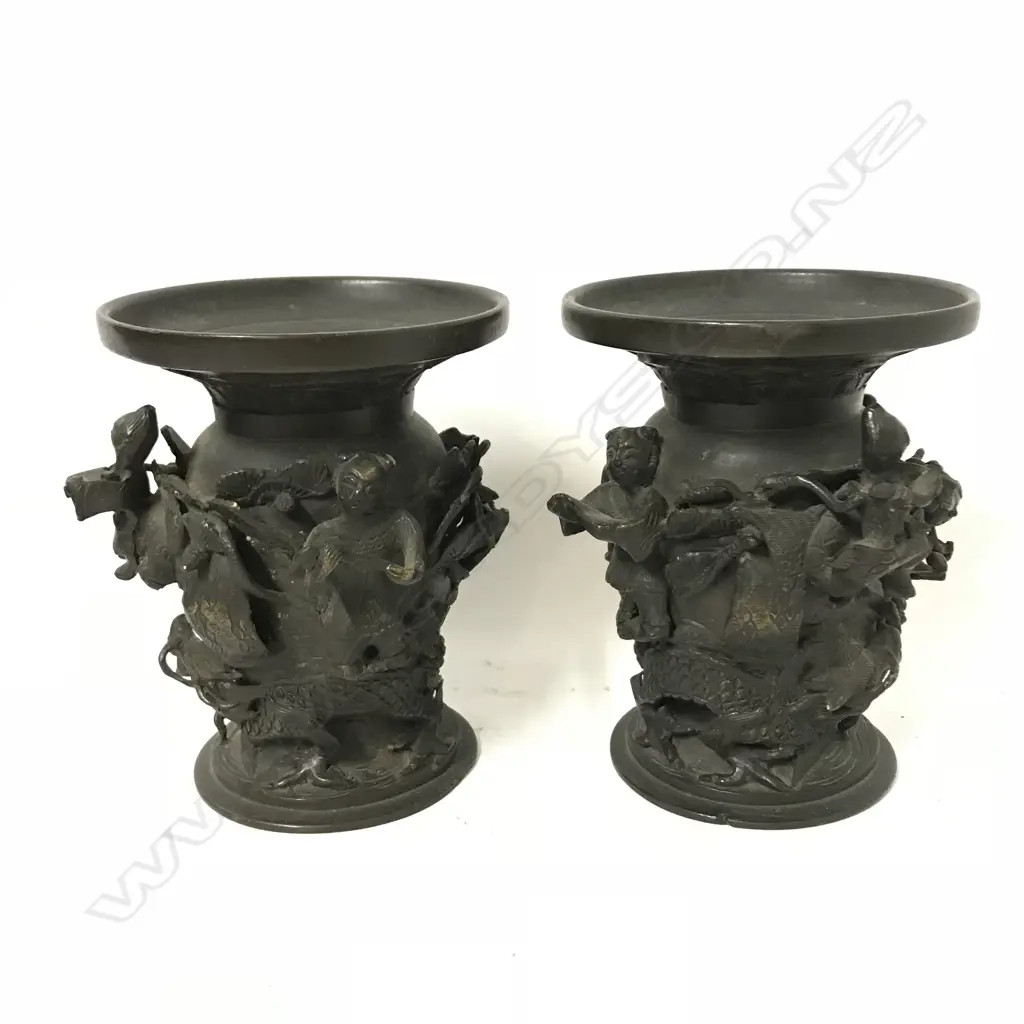 A pair of Chinese bronze vases Image 1++