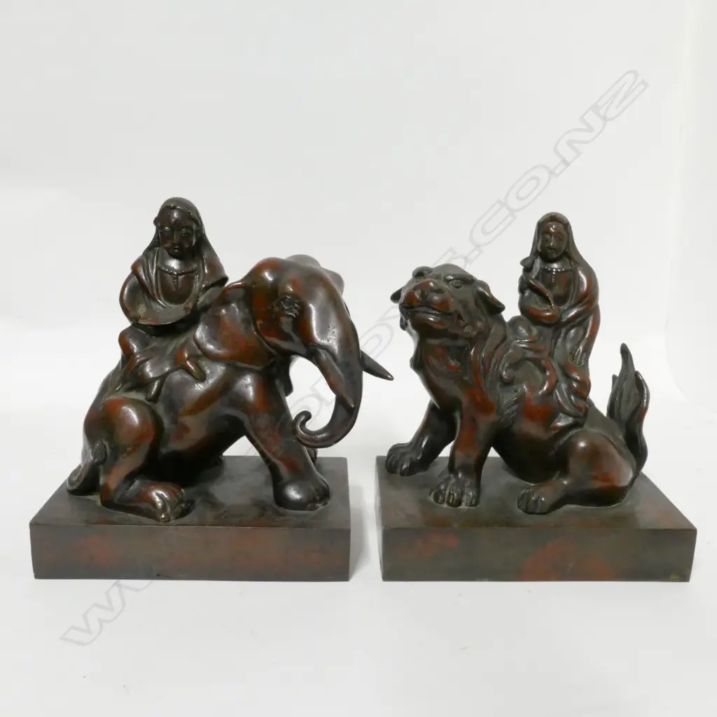 A pair of Chinese bronze bookends Image 1++