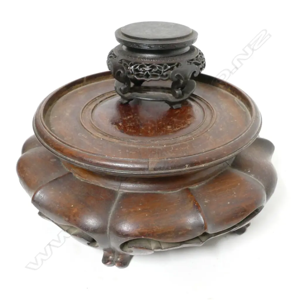 Two Chinese vase stands Image 1++