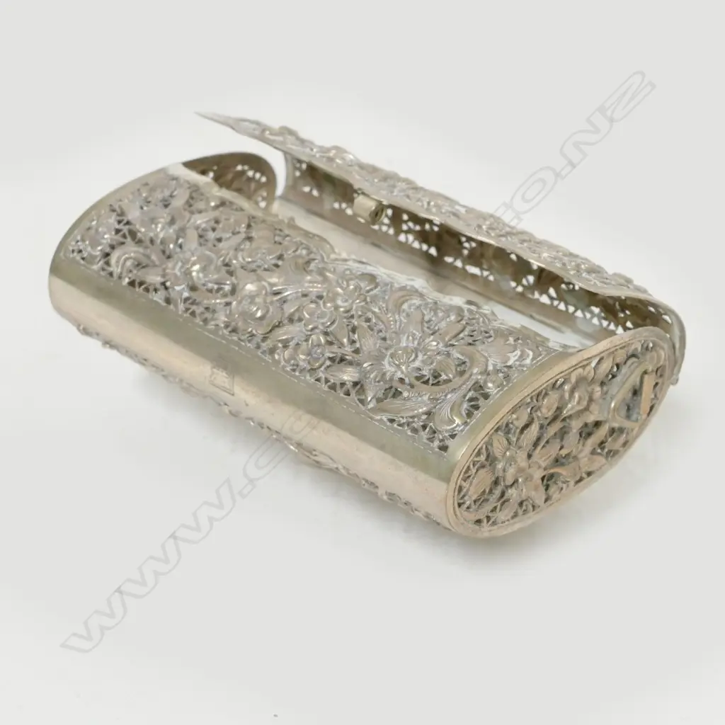 A Chinese silver purse Image 1++