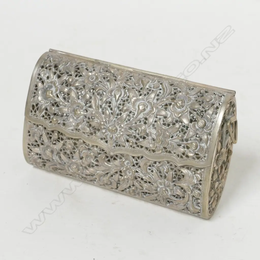 A Chinese silver purse Image 1++